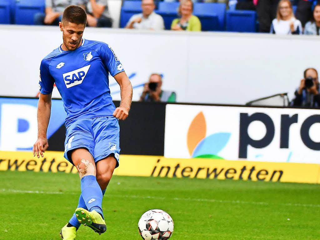 Adrej Kramaric mit dem Schlusspunkt: Er trifft nach einem Freiburger Eckball und anschlieenden Konter in das leere Tor des SC Freiburg.