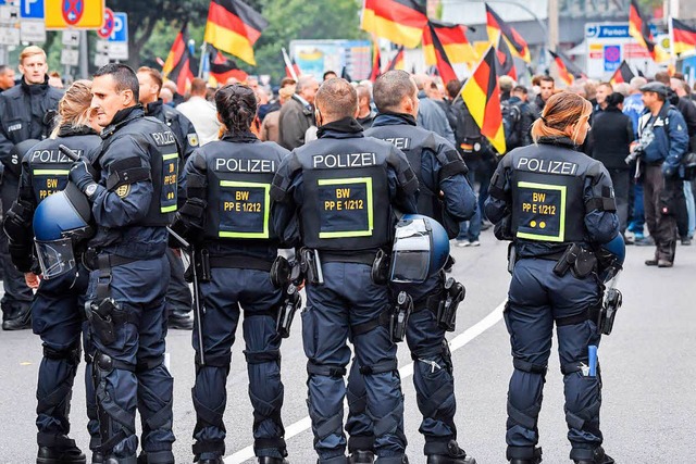 Polizisten begleiten die Demonstration...gung Pro Chemnitz angeschlossen haben.  | Foto: dpa