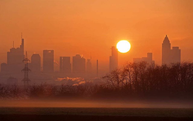 Sonnenaufgang hinter der Skyline von Frankfurt.  | Foto: dpa