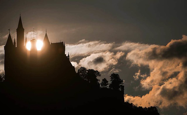 Die Sonne geht hinter dem Schloss Hohenzollern auf.  | Foto: dpa