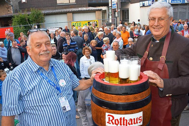 Ob ihm das Bier beim Fassanstich komme...hmid (links) und die Vereine erfllen.  | Foto: Hannes Lauber