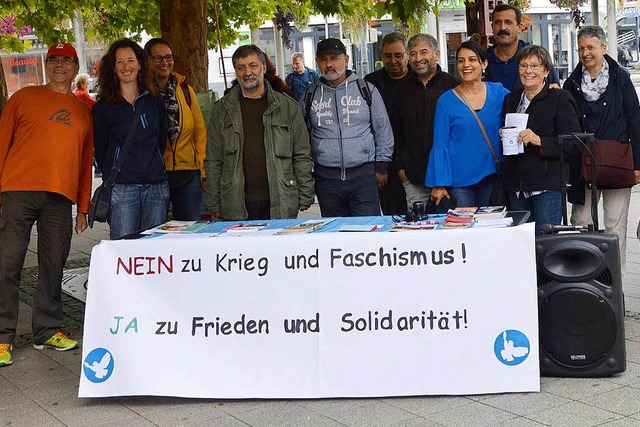 Etwa 30 Beteiligte kamen zur Kundgebun...nd Solidaritt auf dem Oberrheinplatz.  | Foto: Horatio Gollin