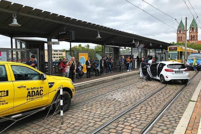 Betrunkener fhrt mit Auto auf Freiburger Stadtbahnbrcke und bleibt hngen