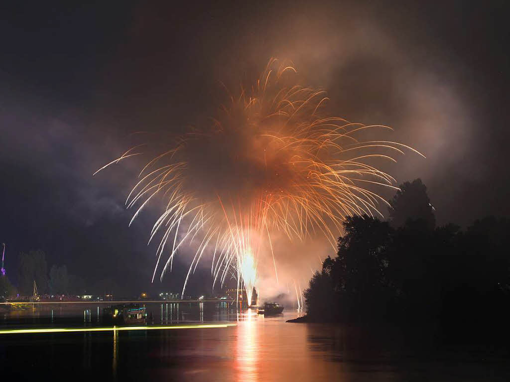 Am Erffnungsabend erleuchtete wieder wieder  das groe Feuerwerk den Himmel ber dem Rhein.