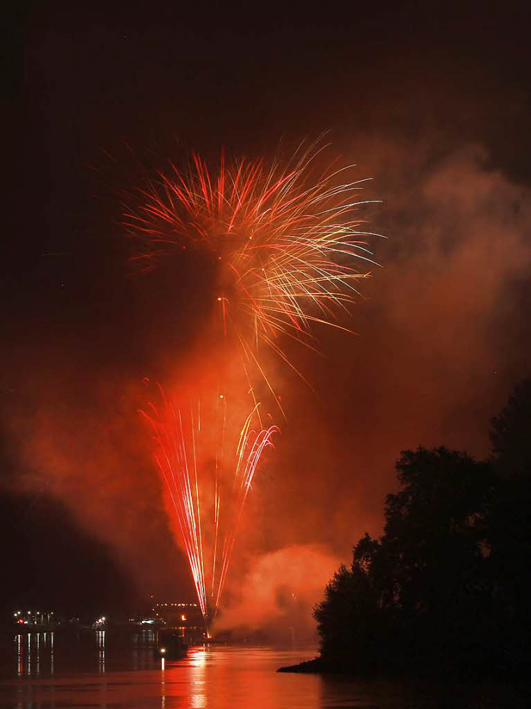 Am Erffnungsabend erleuchtete wieder wieder  das groe Feuerwerk den Himmel ber dem Rhein.