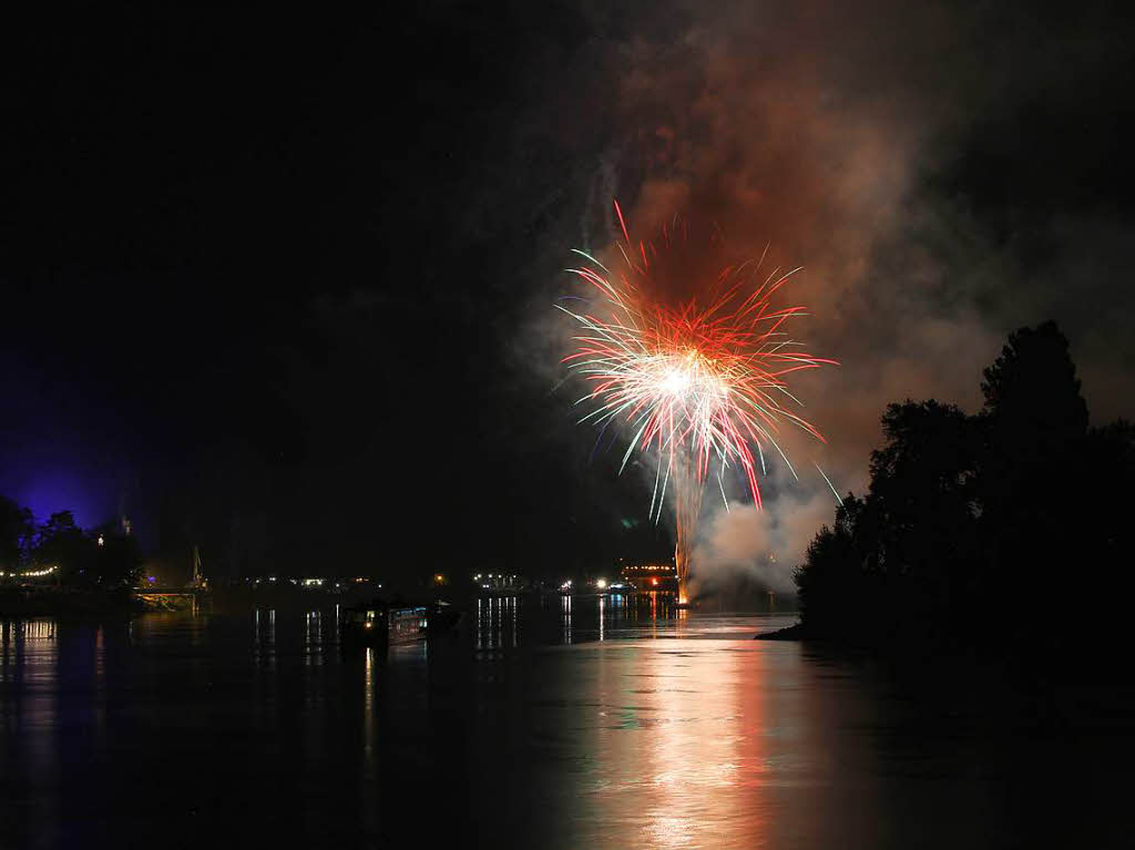 Am Erffnungsabend erleuchtete wieder wieder  das groe Feuerwerk den Himmel ber dem Rhein.