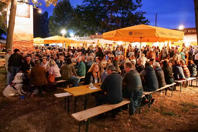 Am Samstagabend waren die Tische und Bnke im Weindorf sehr gut besetzt.  | Foto: Patrick Kerber
