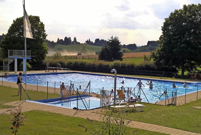 Freibad Dittishausen: Whrend die Land...ten sich die Badegste am khlen Nass.  | Foto: Christa Maier