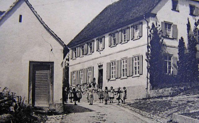 Das Schulhaus in Dittishausen um 1940. Die Strae war auch der Schulhof.  | Foto: Christa Maier