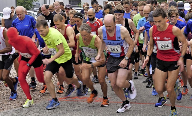 294 Starter gingen beim Hauptrennen de...sptere Sieger Bruno Schumi (rechts).   | Foto: Jrn Kerckhoff