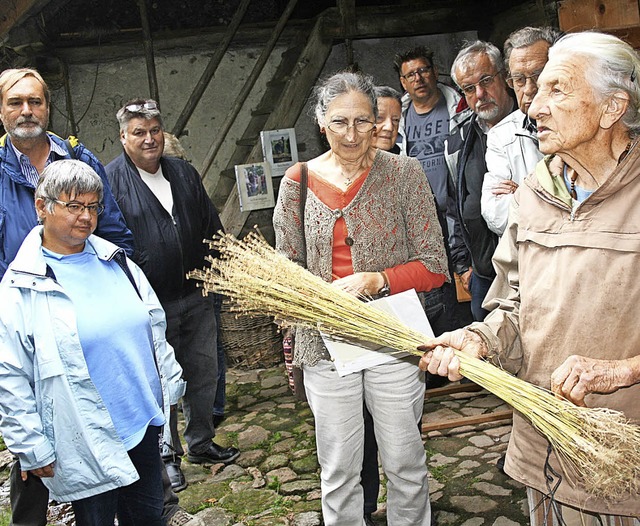 Schneiderhof-Aktion: Ruth Noack aus de...  den Weg vom Flachs bis zum Leinen.    | Foto: Ralph Lacher