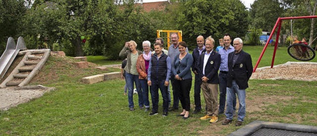 Macher, Eltern, Gemeinderte, Vertrete...n B., stehen fr den neuen Spielplatz.  | Foto: Volker Mnch