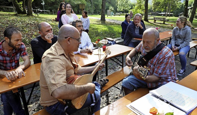 Kamal Ismael (links) spielt die Saz Ta... und Herbie Wickertsheim die Gitarre.   | Foto: Christoph Breithaupt