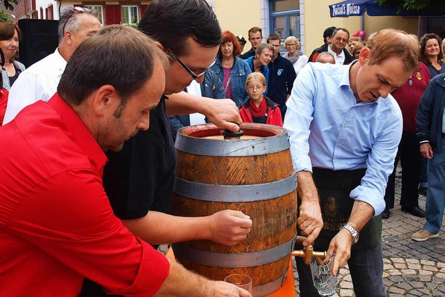 Und dann hau ich mit dem Hmmerchen das Bierfass: OB Lutz beim Fassanstich.  | Foto: Paul Schleer