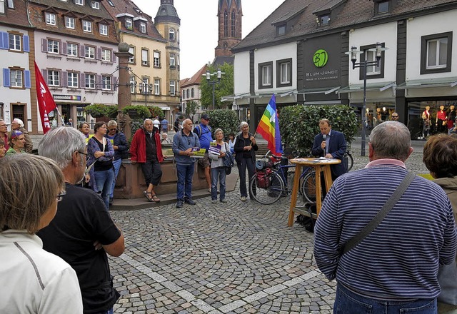 Kundgebung des DGB am Antikriegstag auf dem Marktplatz mit Dekan Rdiger Schulze  | Foto: Georg Vo