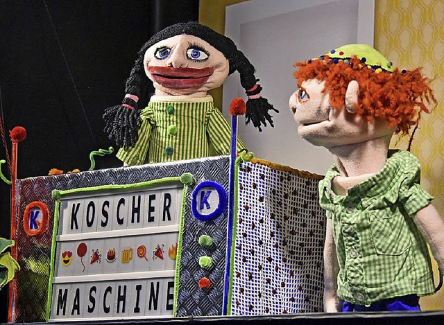 Das Berliner Puppentheater &#8222;Buba...20; brachte eine Koscher-Maschine mit.  | Foto: Michael Bamberger