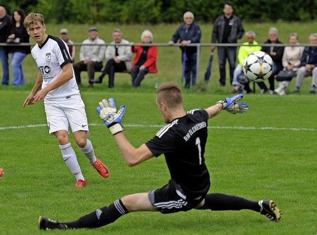 Mike Rheinberger erzielt das 1:0 fr den  FSV Altdorf.   | Foto:  Pressebro Schaller