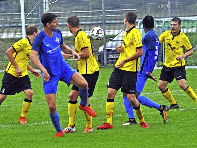 Fabian Papa (zweiter von links) und Sa...Blauen aus Neustadt verloren mit 1:3.   | Foto: Bernd Seger