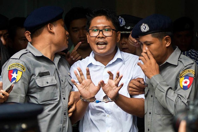 Wa Lone, Journalist der Nachrichtenage...itet, whrend er das Gericht verlsst.  | Foto: dpa