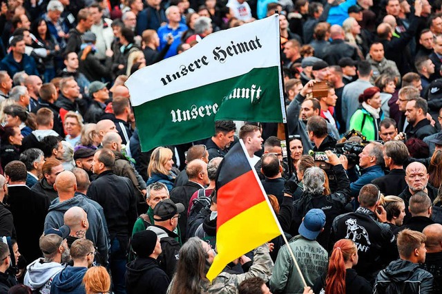 Demonstranten ziehen am Samstag zum Ka...-Denkmal in der Chemnitzer Innenstadt.  | Foto: dpa