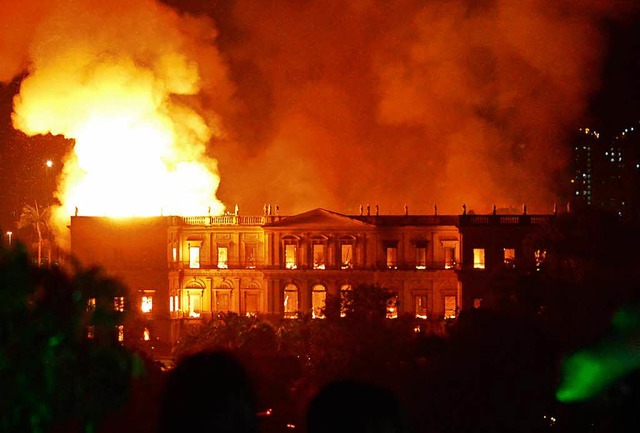 Das grte Natur- und Vlkerkundemuseu...durch einen Grobrand zerstrt worden.  | Foto: AFP