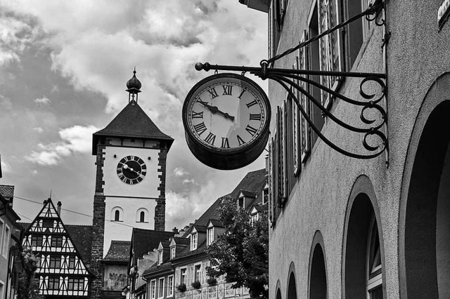 Doppelte Uhren: Blick auf das Schwabentor.  | Foto: Lars Konarek