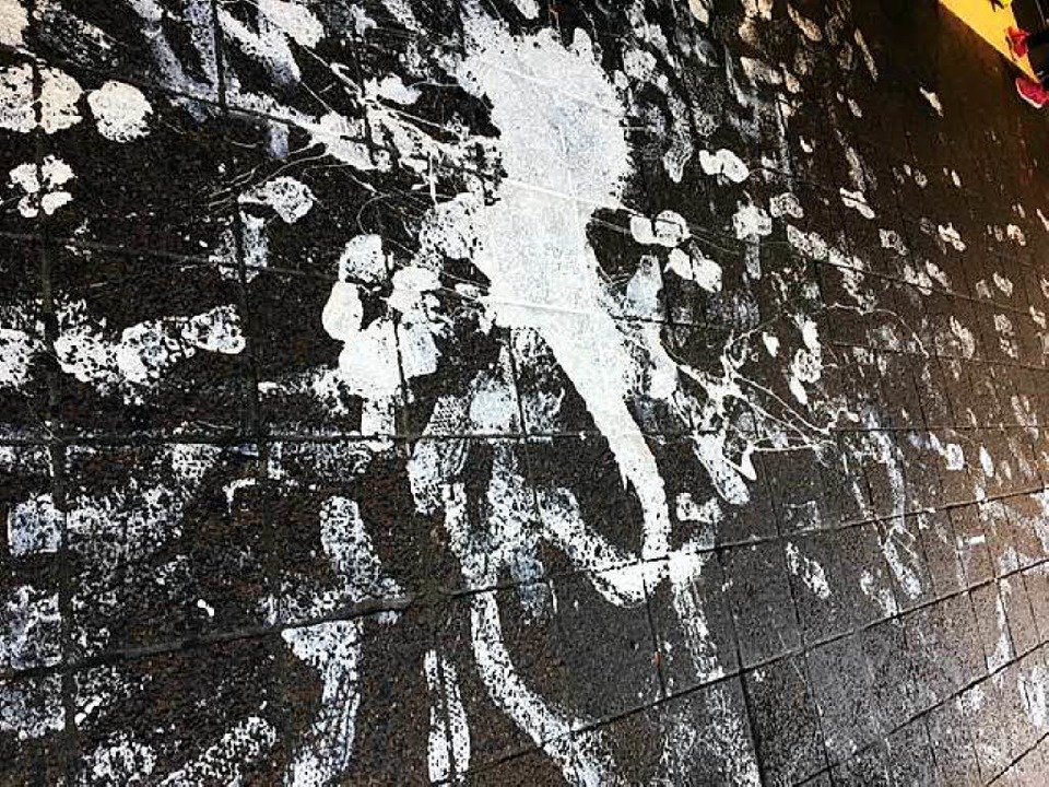 &#8222;Soll das Kunst sein?&#8220;, fr...f Freiburgs Einkaufsmeile verschmiert.  | Foto: sh