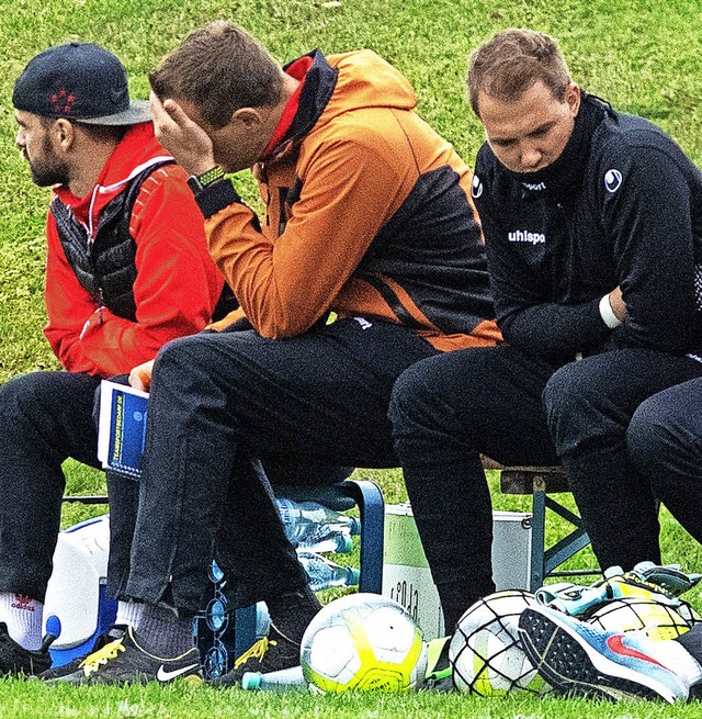 Der Lffinger Trainer Uli Brmann (Mit... FC Singen  Chance um  Chance vergab.   | Foto: Scheu