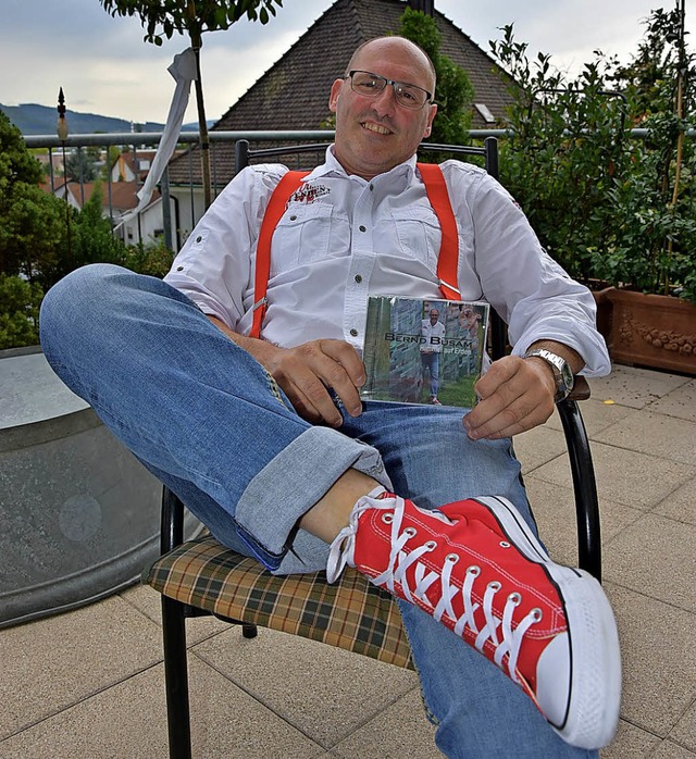 Bernd Busam ist stolz auf seine  CD.   | Foto: Vollmar