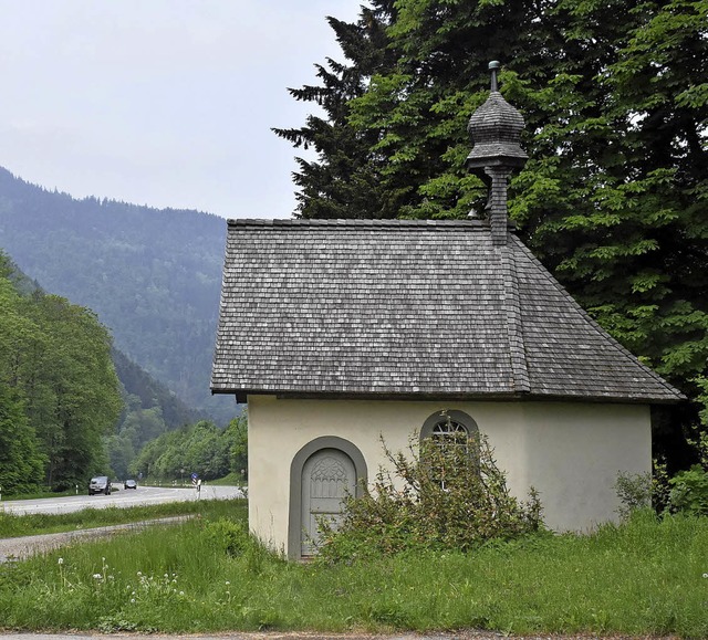 Direkt an der B31 im Hllental liegt die Kapelle als Ort der Einkehr.  | Foto: Thomas Biniossek