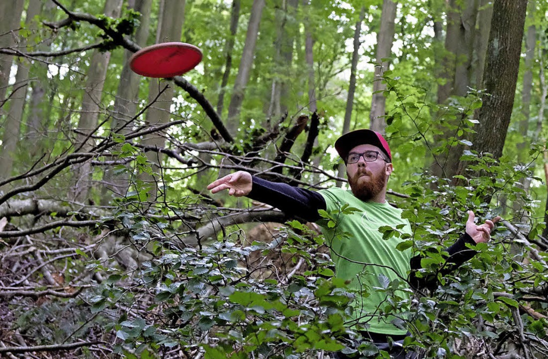 Frisbees im Wald &#8211; in Heuweiler wurde Discgolf gespielt.   | Foto: S.Johnson