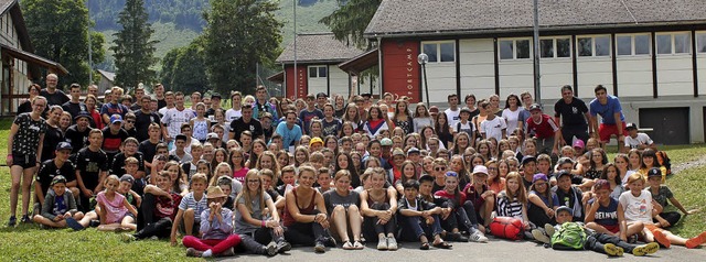 150 Kinder, 60 Gruppenleiter und das 2...acher Lagerteilnehmer auf einem Bild.   | Foto: Privat