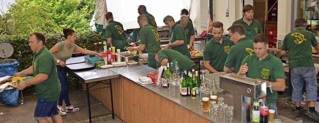 Die Mitglieder des Angelvereins Siensb...r der Theke - waren voll beansprucht.   | Foto: N. Bayer