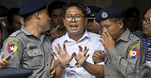 Der Journalist Wa Lone  verlsst in Handschellen das Gericht.   | Foto: dpa