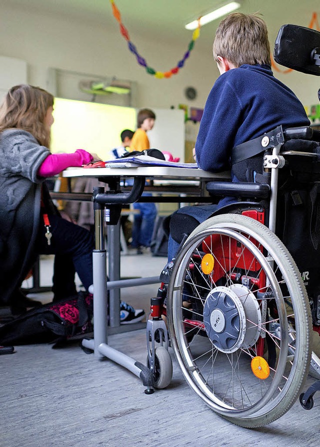 Ein Junge im Rollstuhl in einer fnften Inklusionsklasse  | Foto: DPA
