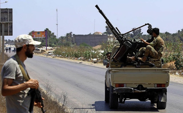 Libysche Sicherheitskrfte patrouillieren durch die Strae.   | Foto: AFP