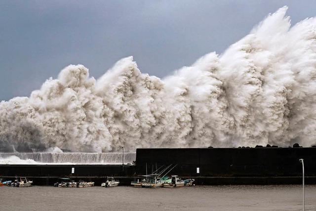 Der strkste Taifun seit 25 Jahren trifft auf Japan.  | Foto: dpa