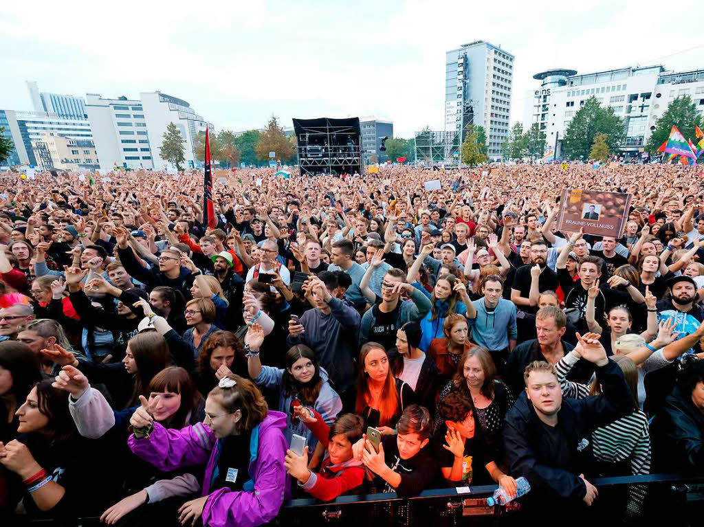 Rund 65.000 Besucher und zahlreiche Musik-Stars haben sich bei einem Open-Air-Konzert in Chemnitz gegen Auslnderfeindlichkeit und rechtsextreme Gewalt stark gemacht.