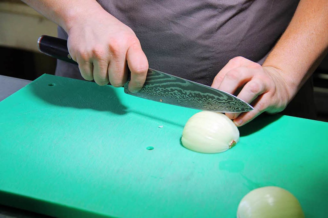 Auch beim Zwiebelschneiden gibt es wichtige Tipps und Tricks zu beachten.  | Foto: Tamara Keller