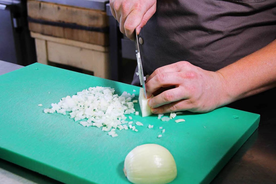 Wer ein stumpfes Messer zum Zwiebelschneiden nimmt, muss garantiert heulen.  | Foto: Tamara Keller
