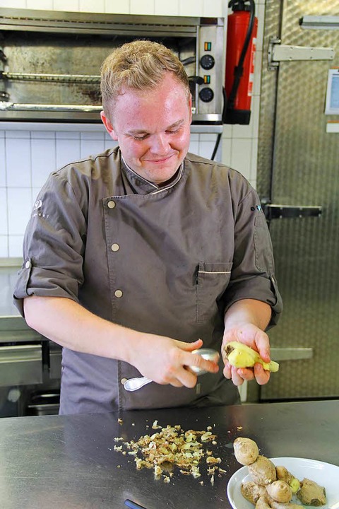 Nicolai Wiedmer beim Ingwer schlen.  | Foto: Tamara Keller