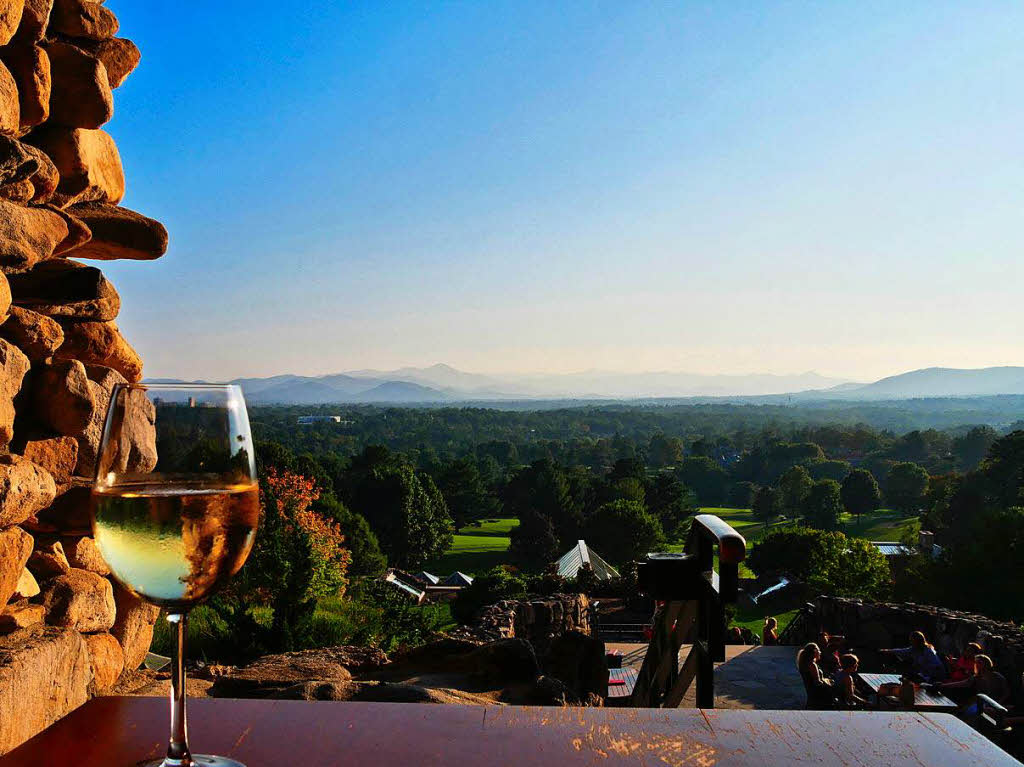 Welch eine Aussicht auf die Blue Ridge Mountains in North Carolina, USA! Wolf Dietrich Siebert aus Freiburg geniet den Abend, typisch badisch, bei einem Glschen  Wein. 