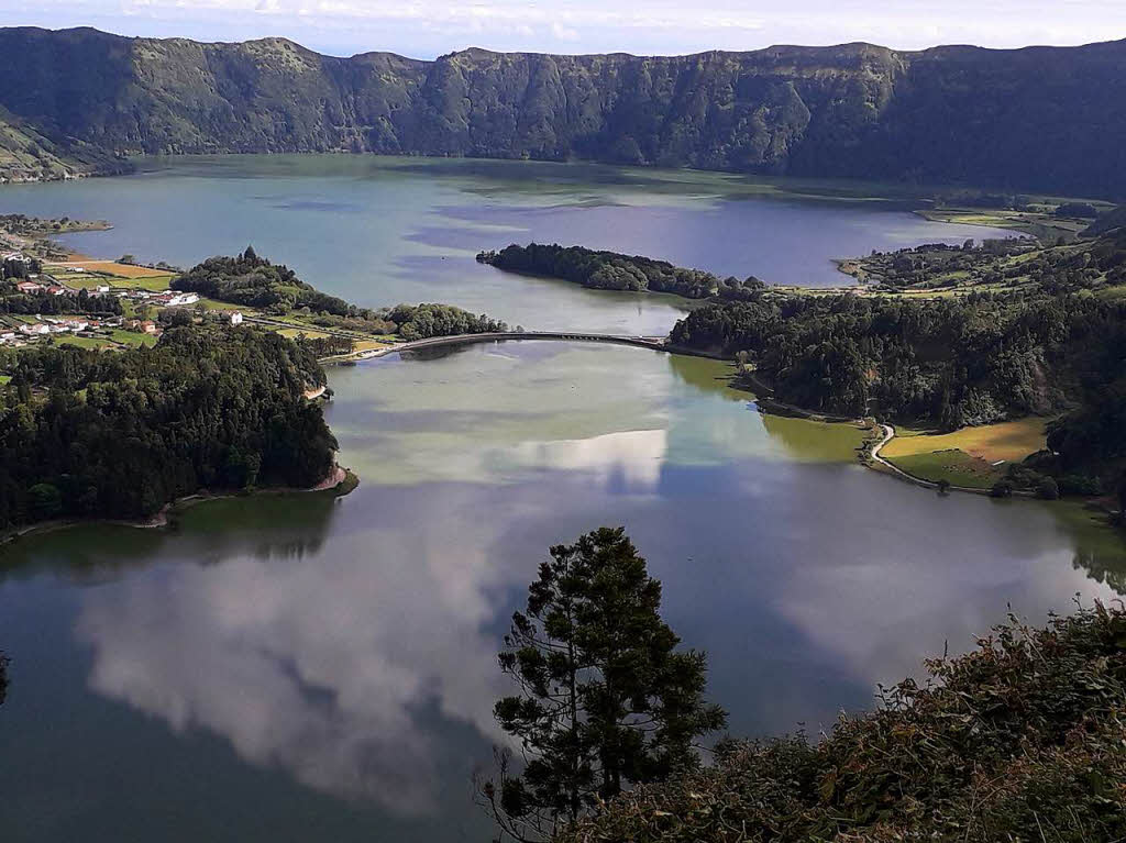 Seen und Vulkane prgen die Landschafts So Miguels, der grten Insel der Azoren. Brigitte Ernst aus Freiburg machte das Foto am Lagoa das Sete Cidades.  