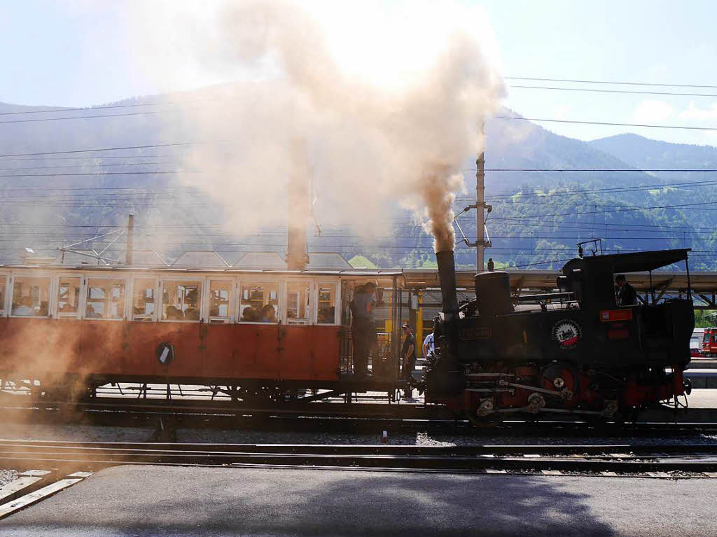 Dieser Zug kndigt sich von weitem an: Anna-Dorothea Witte-Rotter aus Gundelfingen fotografierte die Bahn in Jenbach, sterreich. 