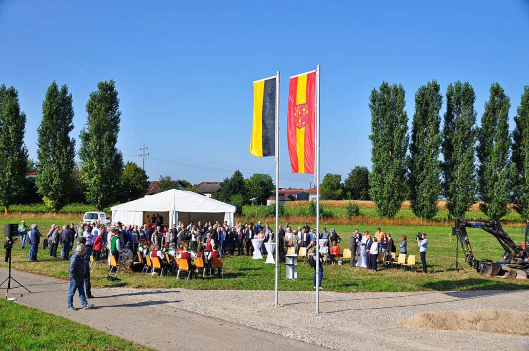 Unter den Fahnen von Land und Stadt wo... Brger dem historischen Ereignis bei.  | Foto: Rainer Ruther