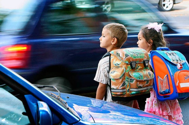 Eine ganz besondere Vorsicht ist fr A...l-)Kindern im Straenverkehr geboten.   | Foto: Symbolfoto: Patrick Pleul (dpa)