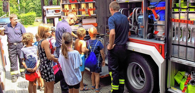 Das Team der Bad Bellinger Jugendfeuer... Feuerwehrfahrzeug untergebracht sind.  | Foto: Jutta Schtz