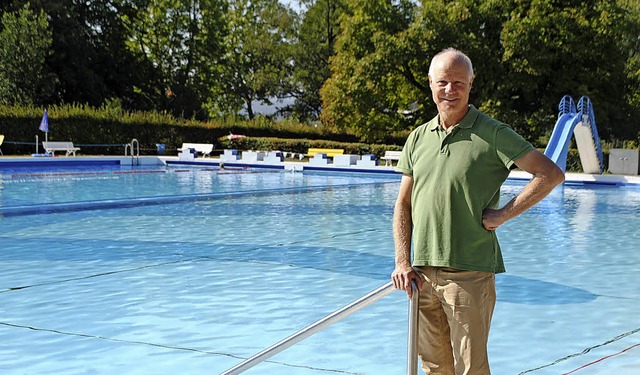 Paul Albiez-Kaiser steht am Schwimmbec...jhrig nutzbares Freizeitgelnde vor.   | Foto: Juliane Schlichter