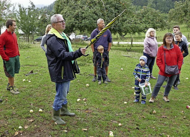 Routiniert versteigert Michael Jerg das Obst der Jungviehweide in Mundelfingen .  | Foto: Rainer Bombardi