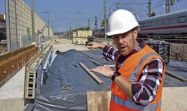 Der Koordinator der Bauberwachung Jr...f dem Betonuntergrund aufgebaut wird.   | Foto: Lauber